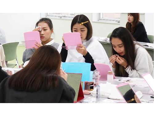 好感を持たれるメーキャップ法などを学んだ